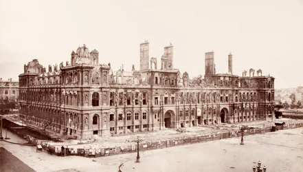 Estado del Hôtel de Ville de París después del incendio sufrido durante las revueltas de la Comuna